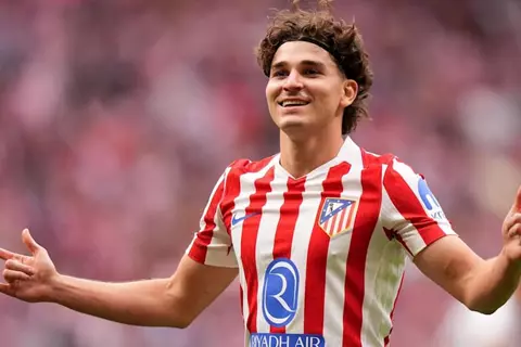 "مجرد شائعات ولكن".. أول رد رسمي من ألفاريز على اهتمام برشلونة بضمه